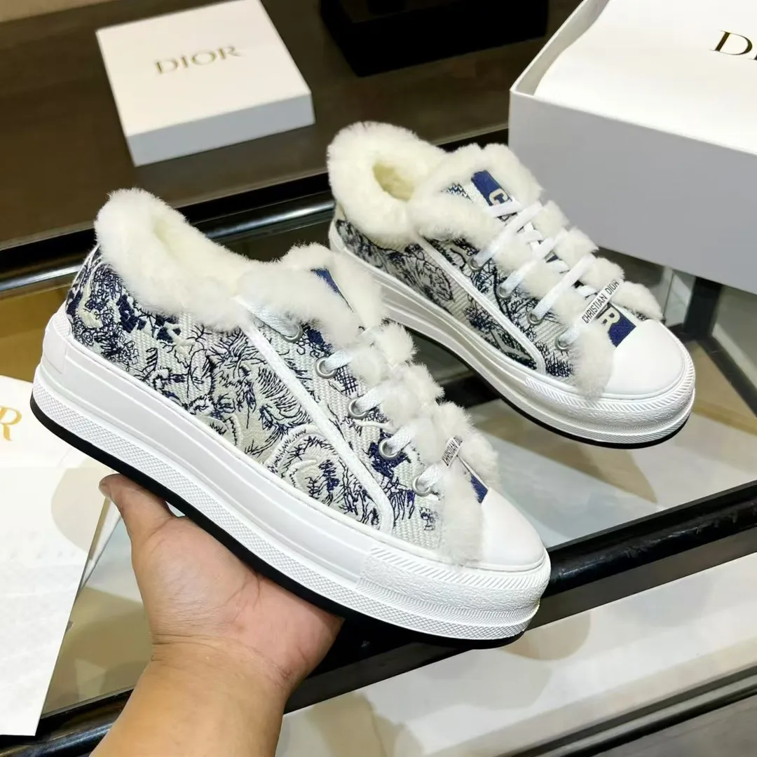 👟👟Ex-factory price 640👟👟——Dior Dior embroidered thick-soled wool casual shoes, fur shoes 𝐃𝐈𝐎𝐑 𝐖𝐚𝐥𝐤'𝐧 Dior presbyopic embroidered wool thick-soled canvas shoes, casual sports shoes, this Walk'n'Dior Thick-soled sneakers are a stylish piece that elevate the collection. Oblique printed cotton embroidered upper with comfortable platform sole, tongue and Christian Dior Paris signature laces. Can add fashionable temperament to all kinds of casual looks. Original custom-made imported Oblique printed embroidery fabric. Imported soft sheepskin lining. Original exclusive open-molded TPU material outsole. Bottom thickness 4.5CM. Size: Women's 35-41 (custom-made 41 is non-refundable)